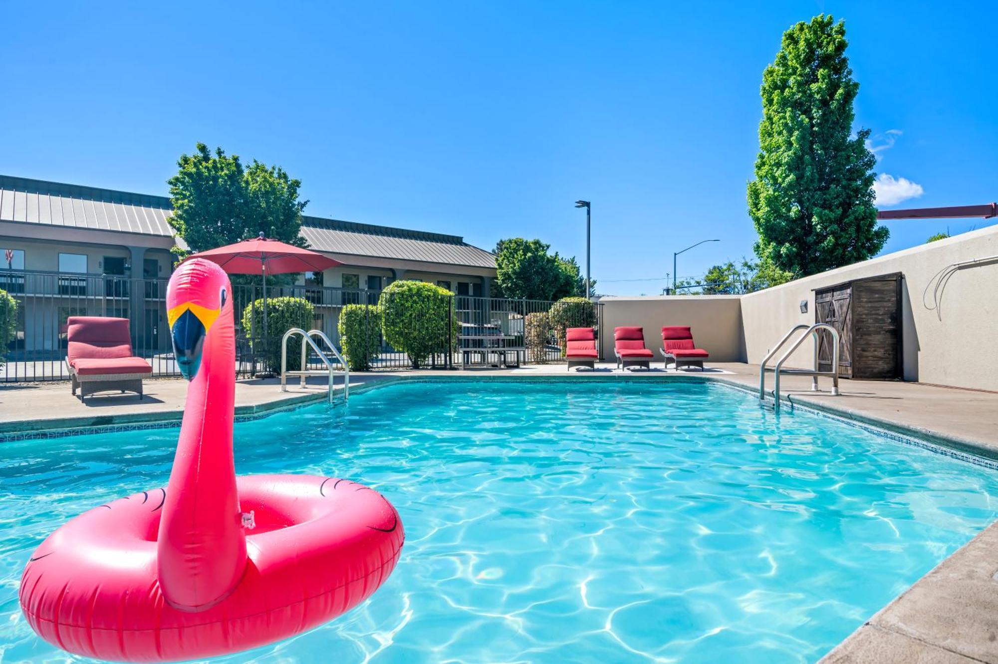 Red Lion Inn & Suites Deschutes River - Bend Dış mekan fotoğraf