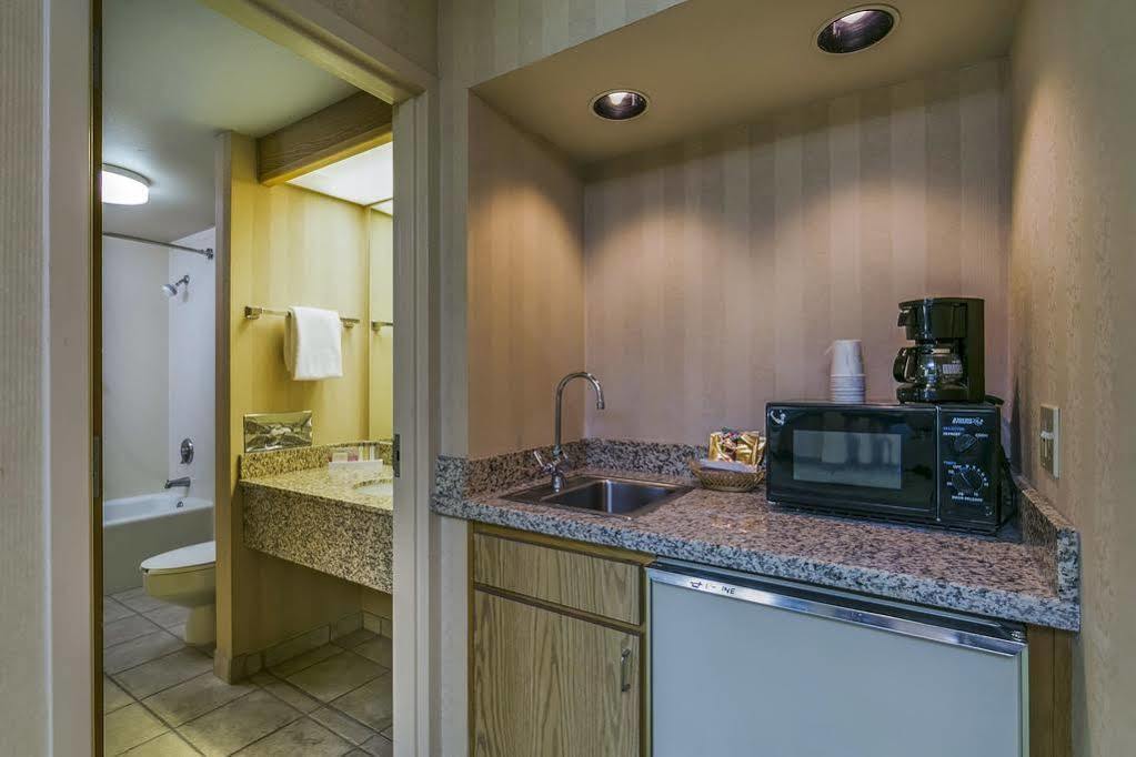 Red Lion Inn & Suites Deschutes River - Bend Dış mekan fotoğraf