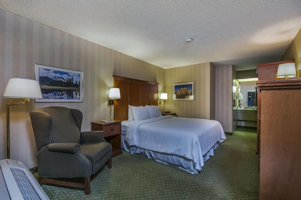 Red Lion Inn & Suites Deschutes River - Bend Dış mekan fotoğraf