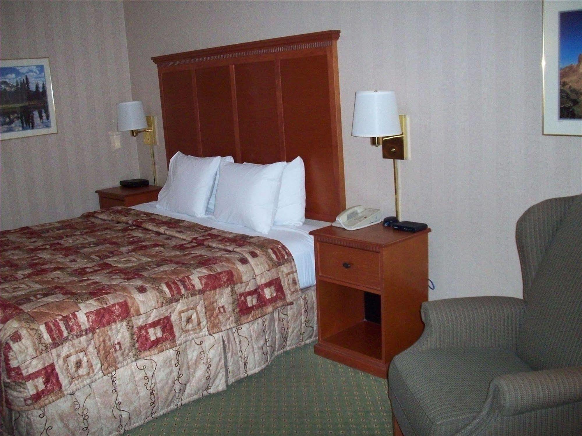 Red Lion Inn & Suites Deschutes River - Bend Dış mekan fotoğraf